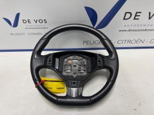 Gebruikte Stuurwiel Peugeot 5008 I (0A/0E) 1.6 HDiF 16V Prijs € 90,00 Margeregeling aangeboden door De Vos Onderdelen