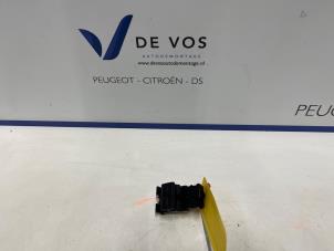 Gebruikte Combischakelaar ramen Peugeot 108 1.0 12V Prijs € 25,00 Margeregeling aangeboden door De Vos Onderdelen