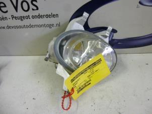Gebruikte Schijnwerper rechts Peugeot 206 CC (2D) 1.6 16V Prijs € 25,00 Margeregeling aangeboden door De Vos Autodemontagebedrijf