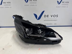 Gebruikte Koplamp rechts Peugeot 5008 II (M4/MC/MJ/MR) 1.2 12V Hybrid Prijs € 750,00 Margeregeling aangeboden door De Vos Onderdelen
