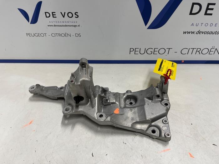 Gebruikte Dynamosteun onder Peugeot Expert Prijs € 55,00 Margeregeling aangeboden door De Vos Onderdelen