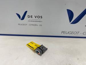 Gebruikte Camera voorzijde Peugeot 508 (F3/FB/FH/FP) 1.6 16V Hybrid 225 Prijs € 225,00 Margeregeling aangeboden door De Vos Onderdelen