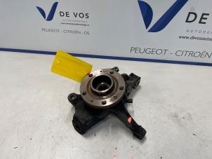 Gebruikte Fusee links-voor Peugeot 508 (F3/FB/FH/FP) 1.6 16V Hybrid 225 Prijs € 100,00 Margeregeling aangeboden door De Vos Onderdelen