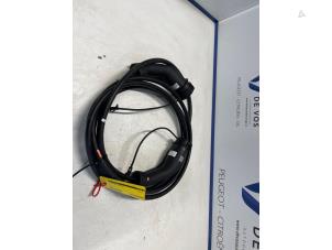 Gebruikte Oplaadkabel hybride Peugeot 508 (F3/FB/FH/FP) 1.6 16V Hybrid 225 Prijs € 115,00 Margeregeling aangeboden door De Vos Onderdelen