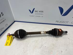 Gebruikte Aandrijfas links-voor Citroen C5 III Tourer (RW) 1.6 16V THP 155 Prijs € 100,00 Margeregeling aangeboden door De Vos Onderdelen