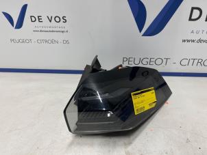 Gebruikte Achterlicht rechts Peugeot 2008 (UD/UK/UR/US/UX) 1.2 VTi 12V PureTech 130 Prijs € 180,00 Margeregeling aangeboden door De Vos Onderdelen