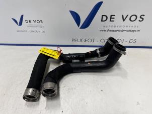 Gebruikte Intercooler Slang Peugeot 3008 III 1.2 12V Hybrid 136 Prijs € 115,00 Margeregeling aangeboden door De Vos Onderdelen