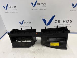 Gebruikte Luchtgeleider Peugeot 3008 III 1.2 12V Hybrid 136 Prijs € 60,00 Margeregeling aangeboden door De Vos Onderdelen