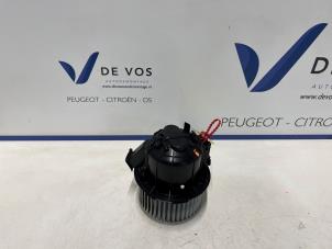 Gebruikte Kachel Ventilatiemotor Opel Crossland (X) 1.2 Turbo 12V Prijs € 90,00 Margeregeling aangeboden door De Vos Onderdelen