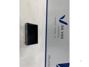 Gebruikte Display Interieur Peugeot 2008 (CU) 1.2 12V e-THP PureTech 130 Prijs € 250,00 Margeregeling aangeboden door De Vos Onderdelen