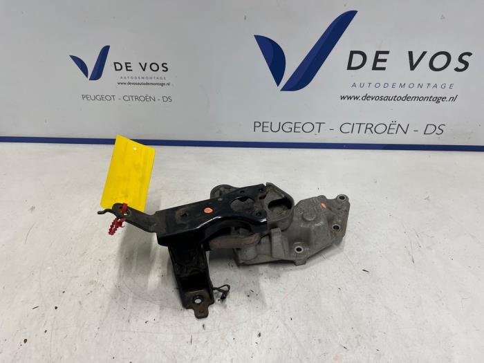 Gebruikte Versnellingsbak Steun Peugeot 108 1.2 VTi 12V Prijs € 35,00 Margeregeling aangeboden door De Vos Onderdelen