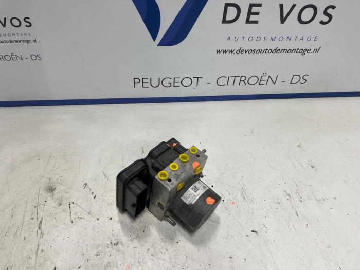 Gebruikte ABS Pomp Opel Vivaro 2.0 CDTI 122 Prijs € 350,00 Margeregeling aangeboden door De Vos Onderdelen