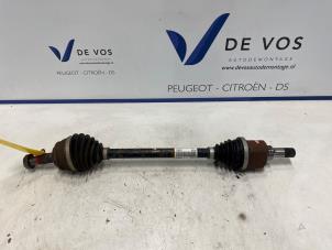 Gebruikte Aandrijfas links-voor Peugeot 2008 (UD/UK/UR/US/UX) 1.2 VTi 12V PureTech 100 Prijs € 135,00 Margeregeling aangeboden door De Vos Onderdelen