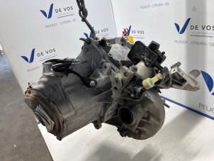 Gebruikte Versnellingsbak Peugeot 2008 (UD/UK/UR/US/UX) 1.2 VTi 12V PureTech 100 Prijs € 1.000,00 Margeregeling aangeboden door De Vos Onderdelen