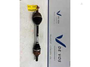 Gebruikte Aandrijfas links-voor Peugeot 408 1.6 16V HYbrid 225 Prijs € 250,00 Margeregeling aangeboden door De Vos Onderdelen