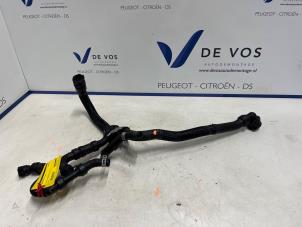 Gebruikte Radiateurslang Peugeot 408 1.6 16V HYbrid 225 Prijs € 80,00 Margeregeling aangeboden door De Vos Onderdelen