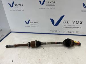 Gebruikte Aandrijfas rechts-voor Peugeot 208 II (UB/UH/UP) 1.2 Vti 12V PureTech 100 Prijs € 135,00 Margeregeling aangeboden door De Vos Onderdelen