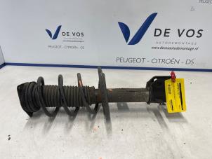 Gebruikte Mac Phersonpoot rechts-voor Peugeot 208 II (UB/UH/UP) 1.2 Vti 12V PureTech 100 Prijs € 80,00 Margeregeling aangeboden door De Vos Onderdelen