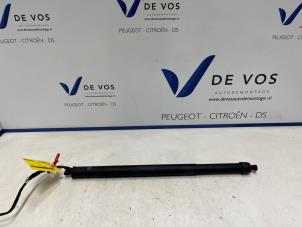 Gebruikte Gasdemper links-achter Citroen C5 Aircross I (A4/AC/AJ/AR) 1.2 e-THP PureTech 130 Prijs € 100,00 Margeregeling aangeboden door De Vos Onderdelen