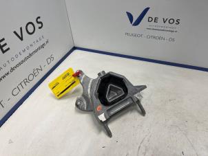 Gebruikte Motorsteun Peugeot 2008 (UD/UK/UR/US/UX) e-2008 54 kWh Prijs € 90,00 Margeregeling aangeboden door De Vos Onderdelen