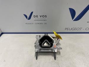 Gebruikte Motorsteun Peugeot 2008 (UD/UK/UR/US/UX) e-2008 54 kWh Prijs € 90,00 Margeregeling aangeboden door De Vos Onderdelen