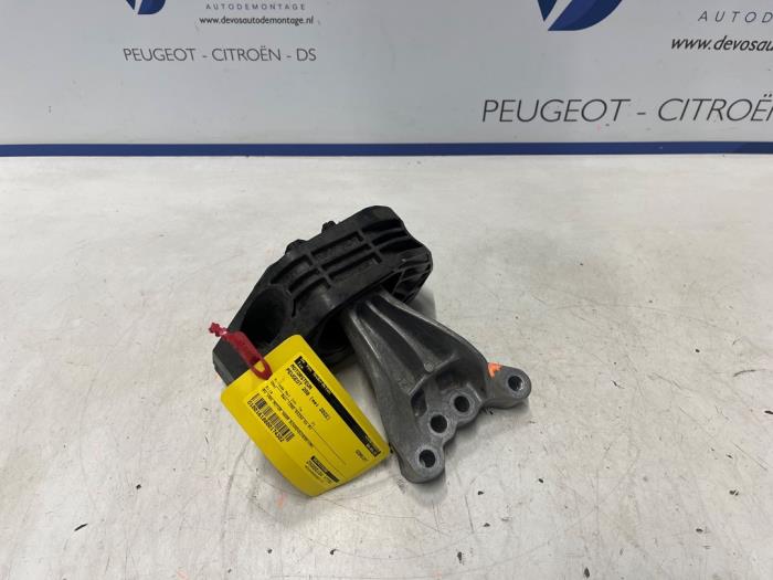 Gebruikte Motorsteun Peugeot 208 II (UB/UH/UP) 1.2 Vti 12V PureTech 75 Prijs € 70,00 Margeregeling aangeboden door De Vos Onderdelen