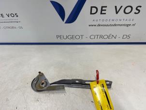 Gebruikte Motorkap Scharnier Peugeot Partner (EA//EF/EN/EU) 1.5 BlueHDi 100 Prijs € 45,00 Margeregeling aangeboden door De Vos Onderdelen
