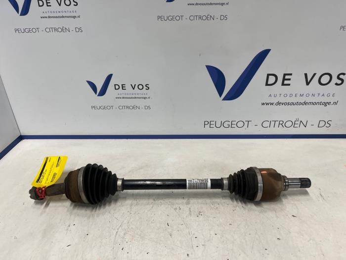 Gebruikte Aandrijfas links-voor Peugeot Partner (EA//EF/EN/EU) 1.5 BlueHDi 100 Prijs € 80,00 Margeregeling aangeboden door De Vos Onderdelen