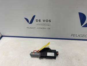 Gebruikte Schuifdak Motor Citroen C4 Berline (BA/BB/BC) 1.2 PureTech 130 12V Prijs € 115,00 Margeregeling aangeboden door De Vos Onderdelen