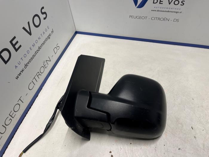 Buitenspiegel links van een Opel Vivaro 1.5 CDTI 102 2021