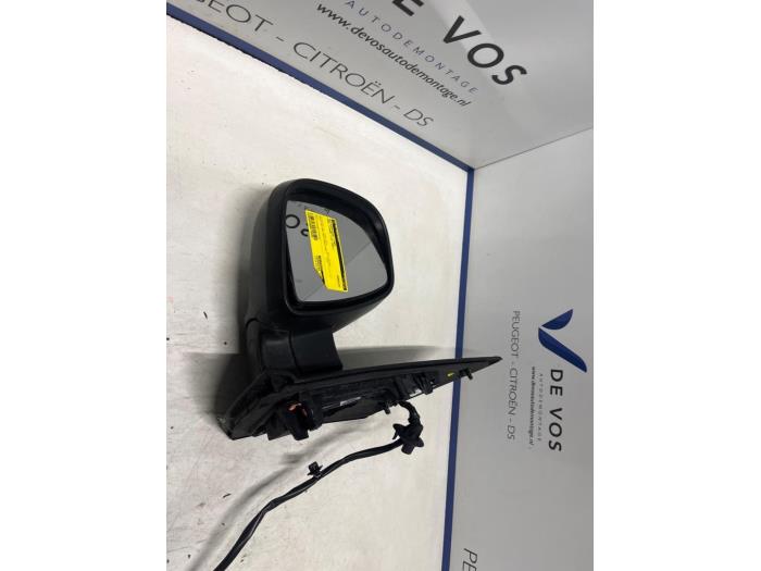 Buitenspiegel links van een Opel Vivaro 1.5 CDTI 102 2021