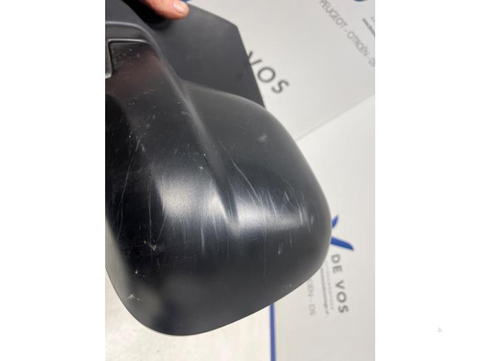 Buitenspiegel links van een Opel Vivaro 1.5 CDTI 102 2021