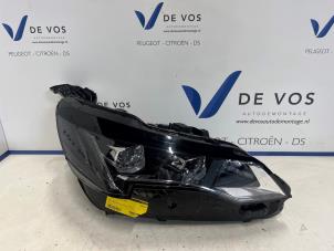 Gebruikte Koplamp rechts Peugeot 5008 Prijs € 650,00 Margeregeling aangeboden door De Vos Onderdelen