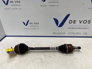 Gebruikte Aandrijfas links-voor Peugeot 2008 (UD/UK/UR/US/UX) 1.2 VTi 12V PureTech 100 Prijs € 135,00 Margeregeling aangeboden door De Vos Onderdelen