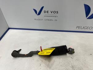 Gebruikte Spoorstang links Peugeot 2008 (UD/UK/UR/US/UX) 1.2 VTi 12V PureTech 100 Prijs € 70,00 Margeregeling aangeboden door De Vos Onderdelen