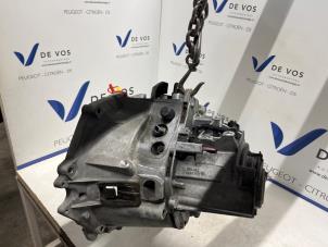 Gebruikte Versnellingsbak Peugeot 2008 (UD/UK/UR/US/UX) 1.2 VTi 12V PureTech 100 Prijs € 1.000,00 Margeregeling aangeboden door De Vos Onderdelen