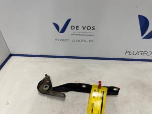 Gebruikte Motorkap Scharnier Peugeot Partner (EA//EF/EN/EU) 1.5 BlueHDi 100 Prijs € 45,00 Margeregeling aangeboden door De Vos Onderdelen