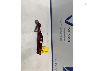 Gebruikte Motorkap Scharnier Citroen C4 Picasso (3D/3E) 2.0 Blue HDI 150 Prijs € 35,00 Margeregeling aangeboden door De Vos Onderdelen