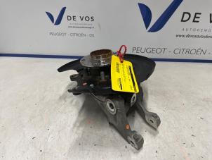 Gebruikte Fusee rechts-achter DS Automobiles DS 7 1.6 16V E-Tense 225 Prijs € 180,00 Margeregeling aangeboden door De Vos Onderdelen