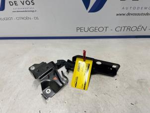 Gebruikte Motorkap Scharnier DS Automobiles DS 4 1.2 12V Hybrid 136 Prijs € 45,00 Margeregeling aangeboden door De Vos Onderdelen