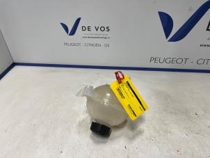 Gebruikte Koelvloeistof Reservoir DS Automobiles DS 4 1.2 12V Hybrid 136 Prijs € 15,00 Margeregeling aangeboden door De Vos Onderdelen