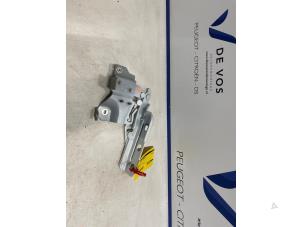 Gebruikte Motorkap Scharnier Peugeot 408 1.2 PureTech 130 Prijs € 45,00 Margeregeling aangeboden door De Vos Onderdelen