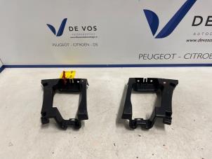 Gebruikte Bumperframe achter Citroen Jumpy 2.0 Blue HDI 150 Prijs € 70,00 Margeregeling aangeboden door De Vos Onderdelen