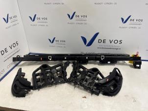 Gebruikte Bumperframe achter Peugeot 2008 (UD/UK/UR/US/UX) 1.2 Hybrid 136 Prijs € 135,00 Margeregeling aangeboden door De Vos Onderdelen