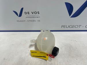 Gebruikte Expansievat Peugeot 2008 (UD/UK/UR/US/UX) 1.2 Hybrid 136 Prijs € 10,00 Margeregeling aangeboden door De Vos Onderdelen