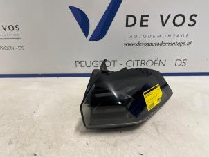 Gebruikte Achterlicht rechts Peugeot 2008 (UD/UK/UR/US/UX) 1.2 Hybrid 136 Prijs € 180,00 Margeregeling aangeboden door De Vos Onderdelen