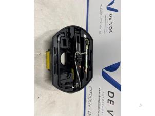 Gebruikte Krik Peugeot 207/207+ (WA/WC/WM) 1.4 16V Prijs € 45,00 Margeregeling aangeboden door De Vos Onderdelen