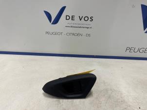 Gebruikte Combischakelaar ramen Peugeot 108 1.0 12V Prijs € 25,00 Margeregeling aangeboden door De Vos Onderdelen