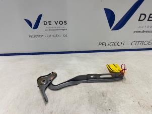 Gebruikte Motorkap Scharnier Peugeot Partner (EA//EF/EN/EU) 1.5 BlueHDi 75 Prijs € 45,00 Margeregeling aangeboden door De Vos Onderdelen