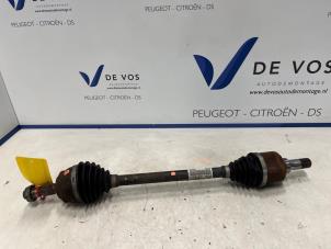 Gebruikte Aandrijfas links-voor Peugeot 2008 (UD/UK/UR/US/UX) 1.2 VTi 12V PureTech 100 Prijs € 135,00 Margeregeling aangeboden door De Vos Onderdelen